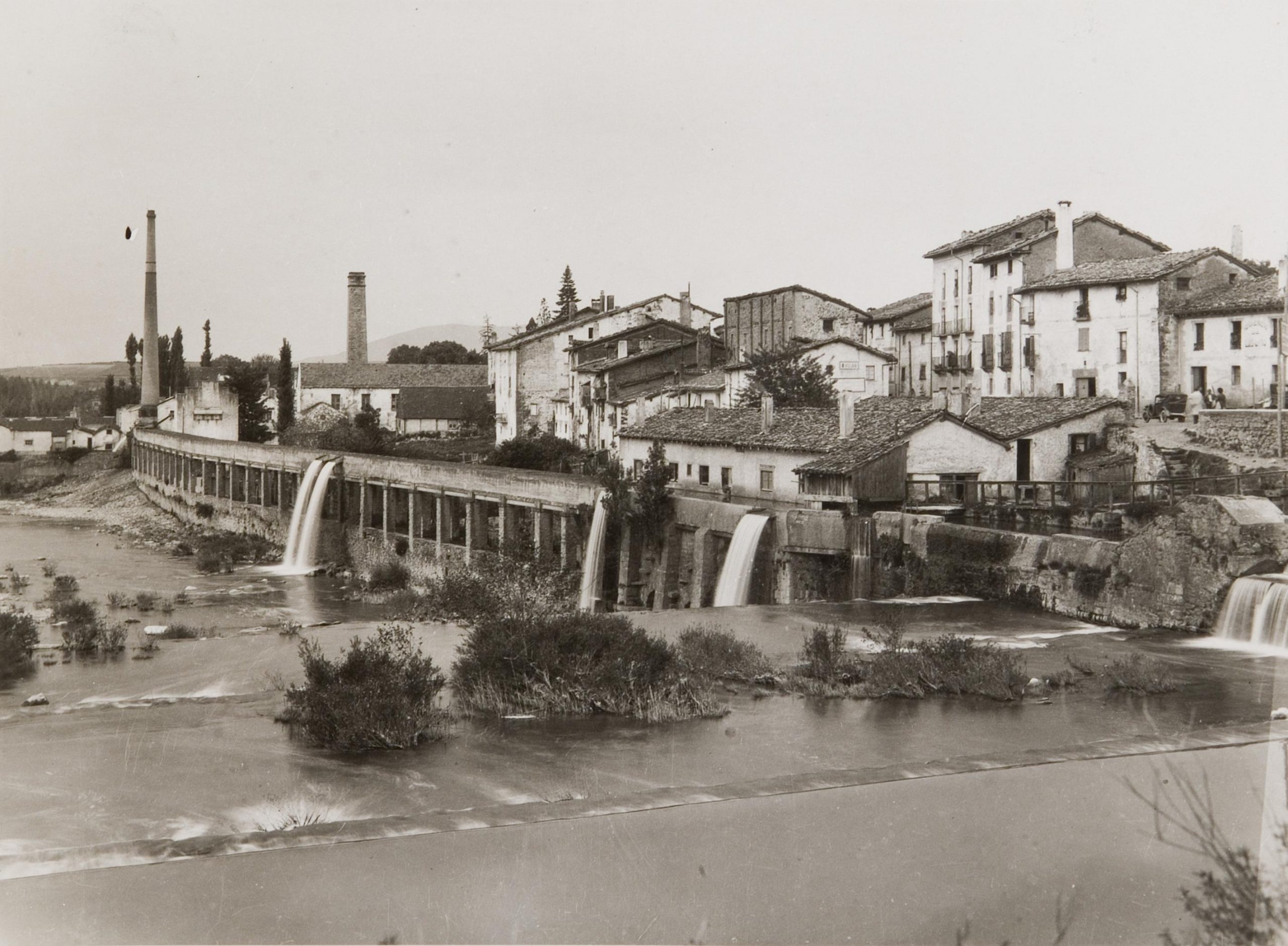 Núcleo urbano de Villava. Fábrica de papel y caserío desde el puente de la Trinidad sobre el río Ulzama en Arre.